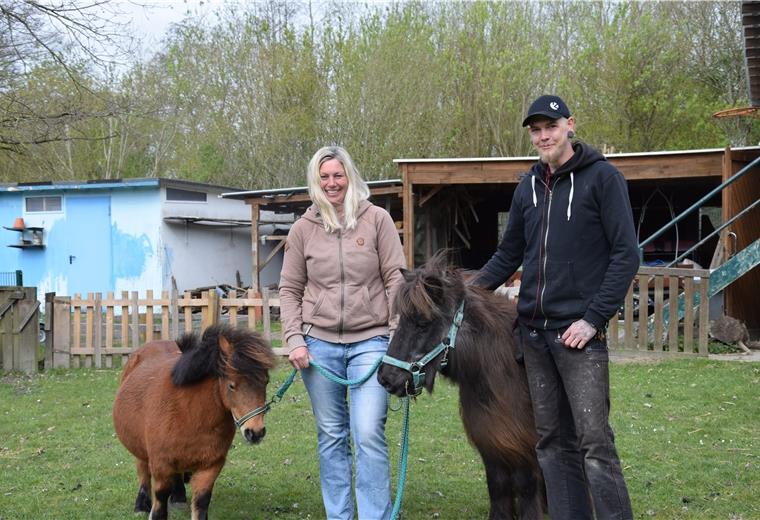 Das Paradies für Kinder wird 20 Die Kinder- und Jugendfarm in Nordenham wird 20. Darüber freuen sich Farmleiterin Martina Berends und Hausmeister Christoph Wittkowsky. Das Pony "Bella" (schwarz) ist fast von Anfang an dabei. Gemeinsam mit Fiete und weiteren Tieren genießen die Tiere das Leben auf der Farm im Seenpark.