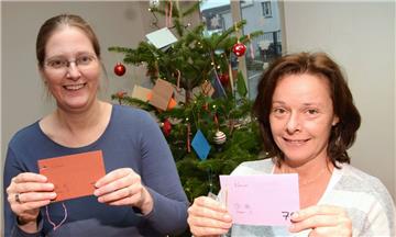 Die Kinder-Wunschzettel hängen am Weihnachtsbaum in der Geschäftsstelle der Kreiszeitung in der Bahnhofstraße 36 in Nordenham.