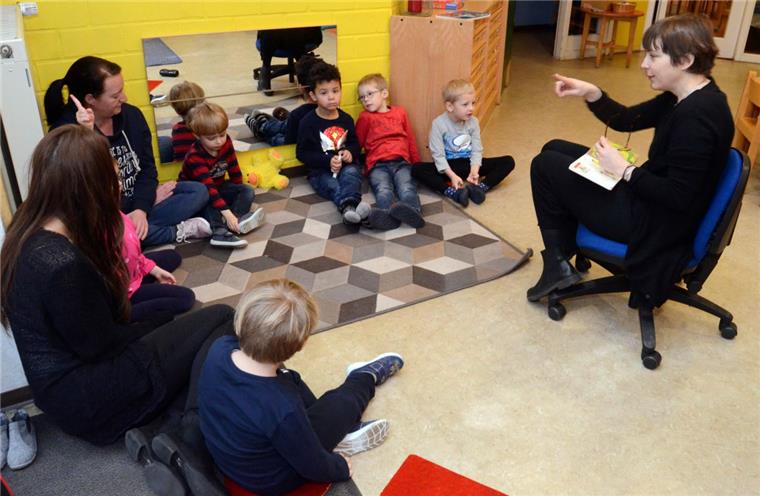 Nesse: In diesem Kindergarten werden Bücher zu Freunden Die Kinderbuchautorin Isabel Pin (rechts) hatte der Kindergarten Hummelhus, in Nesse aus Anlass seines 10-jährigen Bestehens als Bücherkindergarten zu Gast. Die Autorin las den Kindern vor und erzählte ihnen Geschichten.