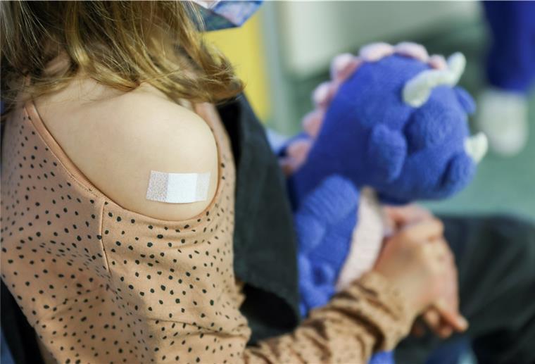 Corona-Impfungen mit Kindervakzin starten in dieser Woche Ein Pflaster klebt auf dem Arm eines siebenjährigen Mädchens, nachdem es gegen das Coronavirus geimpft wurde.