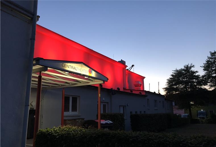 Die Kinos sind in Not. Darauf weist zum des Berlinale-Filmfestivals auch das Centraltheater Brake hin. Am Sonntagabend wird es von außen wieder rot beleuchtet.