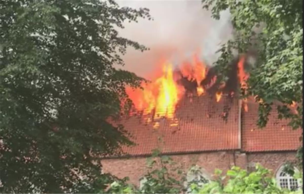 Großalarm: Kirche in Golzwarden steht in Flammen Die Kirche in Golzwarden steht in Flammen.
