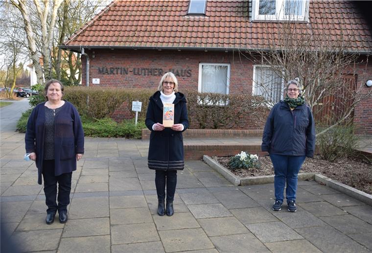 Die Kirchenfrauen (von links) Cristina Behrens (Evangelisch-Freikirchliche Gemeinde), Claudia Seggermann (Evangelisch-Lutherische Kirchengemeinde) und Andrea Suhr (Katholische Gemeinde) helfen beim Weltgebetstag mit.