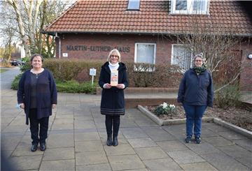 Die Kirchenfrauen (von links) Cristina Behrens (Evangelisch-Freikirchliche Gemeinde), Claudia Seggermann (Evangelisch-Lutherische Kirchengemeinde) und Andrea Suhr (Katholische Gemeinde) helfen beim Weltgebetstag mit.