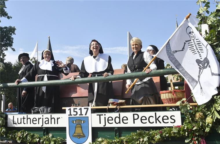 Bunt und fantasievoll: Die Bildergalerie zum Ernteumzug in Wremen Die Kirchengemeinde Misselwarden hatte einen tollen Motivwagen zum Thema Tjede Peckes und Luther gestaltet.