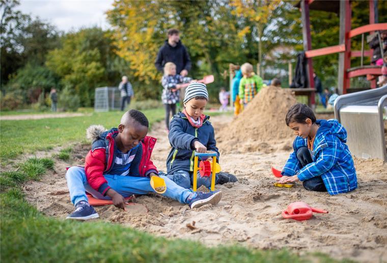 Stadt Bremerhaven: Kita-Versorgungsquote von 96 Prozent Kita-Kinder spielen im Sand