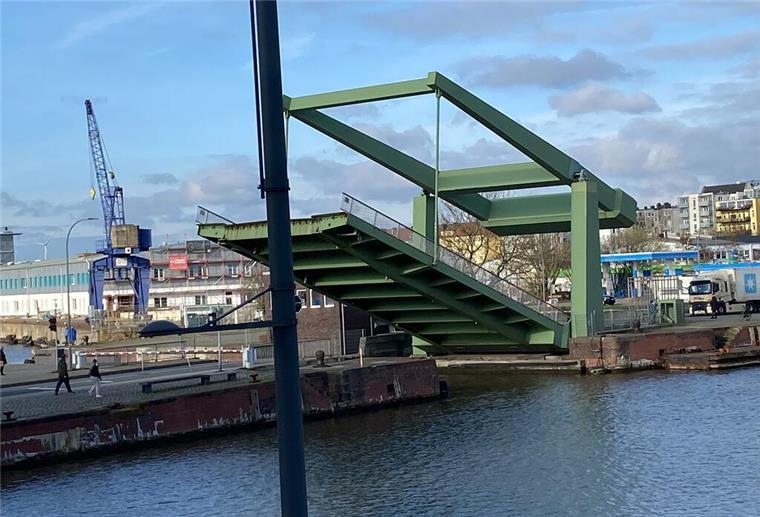 Hier geht am Mittwoch nichts: Klappbrücke in Bremerhaven wird gewartet Die Klappbrücke in der Schleusenstraße wird am Mittwochfrüh gesperrt.
