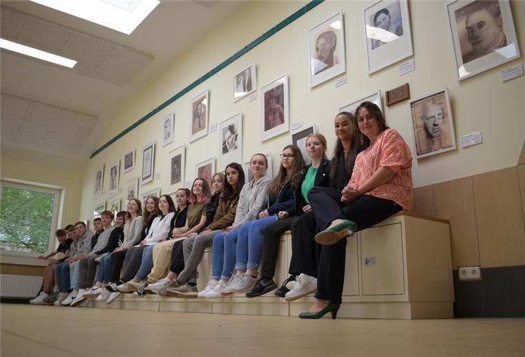 Hagen: Waldschüler setzen Gesichter des Widerstands gekonnt in Szene Die Klasse 10a der Waldschule Hagen und ihre Kunstlehrerin Sarah Harjes-Fritzsche (rechts) vor einigen der entstandenen Bilder aus dem Kunstprojekt "Widerstand hat viele Gesichter".