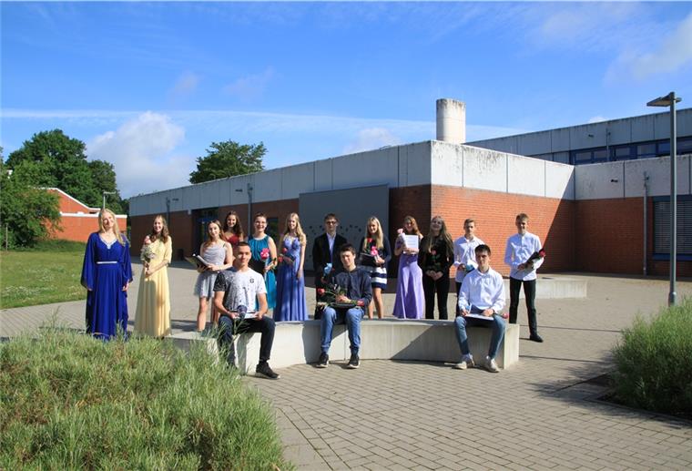 Oberschüler in acht Gruppen entlassen Die Klasse 10c mit ihrer Klassenlehrerin Ines Taher war die Gymnasialklasse der auslaufenden Oberschule.