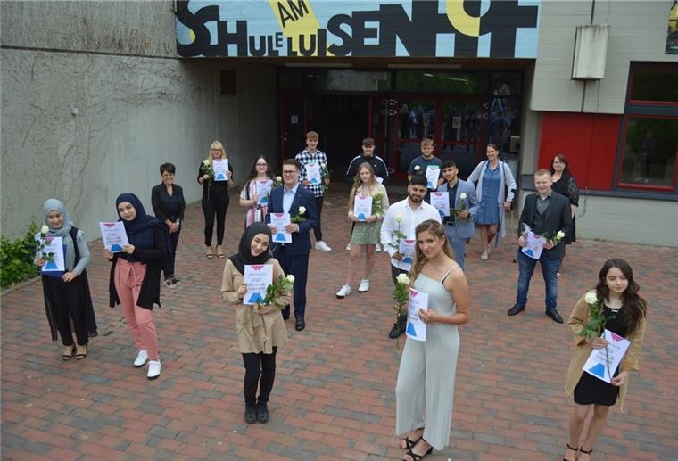 Vier Klassen und vier Abschlussfeiern Die Klasse 10H1 mit Klassenlehrerin Julia Lettau vor der Schule.