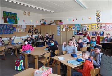 Die Klasse 4a der Grundschule Süd freut sich, dass nun keine Masken mehr im Unterricht getragen werden müssen. Einzelne Schülerinnen und Schüler bleiben aber vorsichtig.