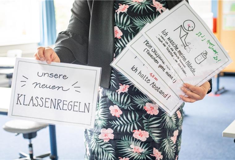 Nur vier Schulstunden pro Woche: Bremerhavens Schuldezernent verteidigt Modell Die Klassenregeln zur Virusprävention stimmen in Bremerhaven und im Landkreis Cuxhaven überein, die Präsenzzeiten in den Grundschulen unterscheiden sich.