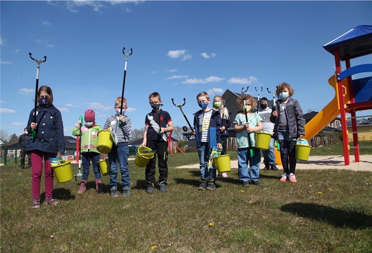 Diese Kids aus Lunestedt geben Müll einen Korb Die "Kleine Naturschutzbande" rund um Simon (9, 4. v. l.) in Lunestedt will jetzt richtig loslegen und Müll einsammeln. Dank der neuen Müllzangen und Eimer von Bürgermeister Guido Dieckmann (parteilos) sind sie gut ausgestattet. Foto: Gehrke