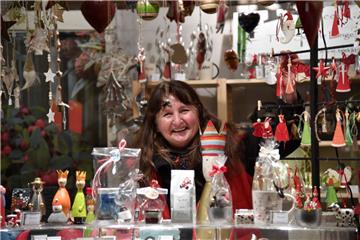 Die kleine Weihnachtswelt mit handgefertigten Waren auf dem Theodor-Heuss-Platz ist nur an den Wochenenden geöffnet. Das Angebot von Freitag bis Sonntag wird von den Besuchern gut angenommen. Auf dem Bild ist Sabine Scheper in ihrer Tee-Kate zu sehen.