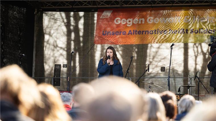 Luisa Neubauer: Mit Personenschutz zur Demo Die Klimaaktivistin sprach in Bad Fallingbostel auf einer Protestkundgebung anlässlich des Landesparteitags der niedersächsischen AfD.