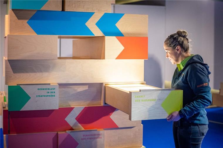 Klimastiftung Bemerhaven feiert zehnjähriges Bestehen Die Klimastiftung, die kurz nach der Eröffnung des Klimahauses Bremerhaven gegründet wurde, wird 10 Jahre alt. Klimahaus-Mitarbeiterin Sandra Püchen begutachtet am "Jengaturm" verschiedene Schubladenelemente, die den Ausstellungsgästen Informationen beispielsweise über die Versauerung der Ozeane, das Artensterben oder die Entwicklung des Ozonlochs geben.