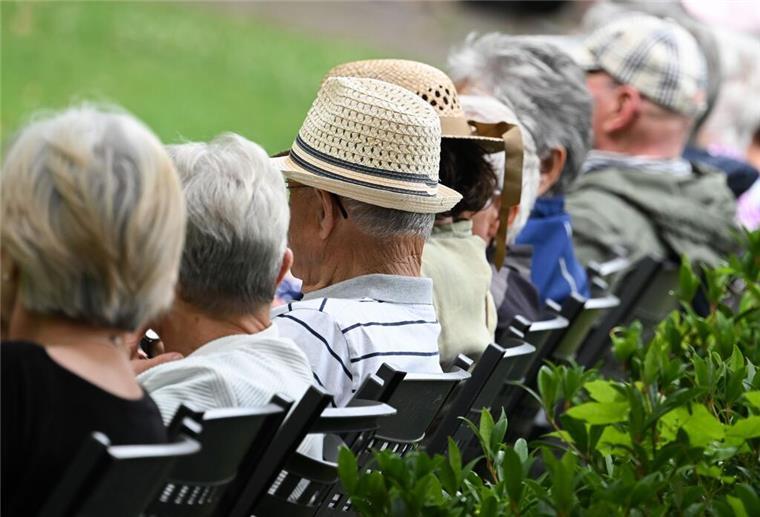 Schock-Zahlen: So wenig haben viele Rentner in Deutschland wirklich Ältere Menschen besuchen in einem Kurpark das Konzert eines Schulorchesters.
