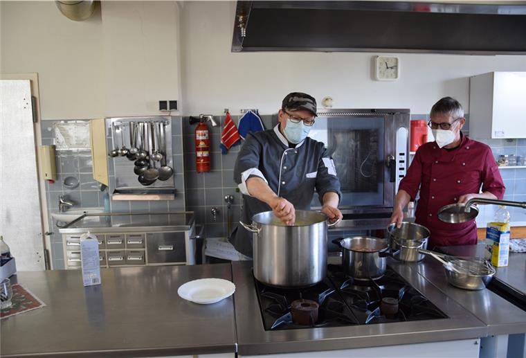 Köche arbeiten ehrenamtlich für Wohnungslose Die Köche Eddy Wedemann (links) und Uwe Märker bereiten in der Küche des Mehrgenerationenhauses das Mittagessen für die Wohnungslosen vor.