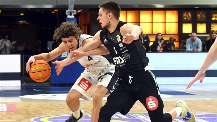 Zu viele Eisbären-Profis bleiben in der Offensive kalt Basketballer im Zweikampf
