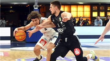 Basketballer im Zweikampf