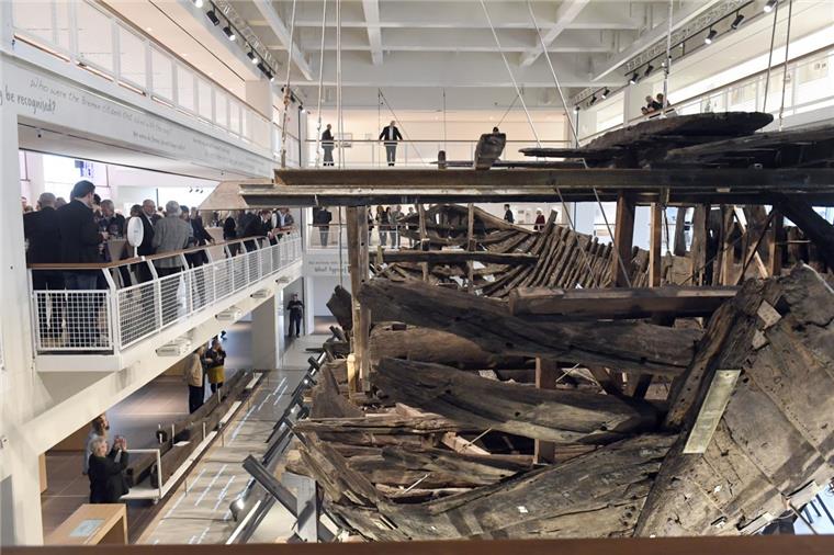 Die Kogge-Halle ist bereits fertig: Die 600 Jahre alte Kogge steht im Zentrum einer völlig neuen Ausstellungskonzeption. Sie kann künftig auf drei Ebenen umrundet werden, um ihren Spuren vom Mittelalter bis ins 20. Jahrhundert zu folgen.