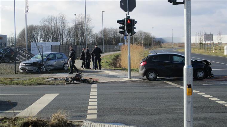 Die Kollision der beiden Autos war so heftig, dass auch ein angrenzender Stahlzaun durchbrochen wurde.