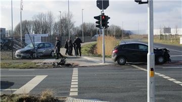 Die Kollision der beiden Autos war so heftig, dass auch ein angrenzender Stahlzaun durchbrochen wurde.