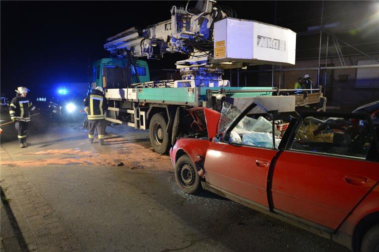17-jähriger stirbt nach Unfall in Visselhövede Die Kollision seines Autos mit dem abgestellten Lkw endete für einen 17-jährigen Visselhöveder tödlich.