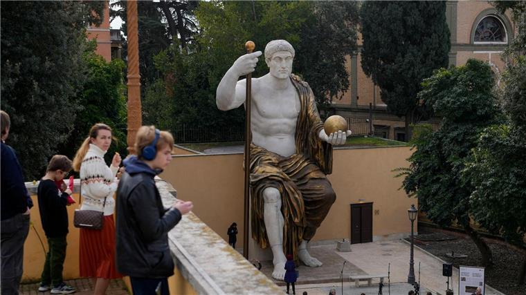 Riesige Nachbildung von Konstantin-Kolossalstatue in Rom Die Kolossalstatue von Konstantin des Großen in einem Seitengarten der Kapitolinischen Museen.