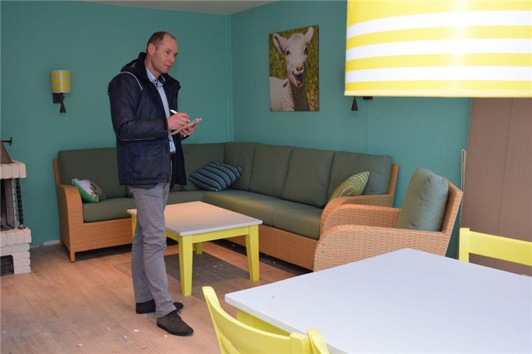 Feriendorf im Center Parcs in Tossens wird von Grund auf saniert Die Komfort-Häuser sind für Familien mit Kindern eingerichtet. General Manager Mark Schuur überprüft die Fortschritte der Sanierung.