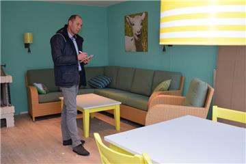 Die Komfort-Häuser sind für Familien mit Kindern eingerichtet. General Manager Mark Schuur überprüft die Fortschritte der Sanierung.