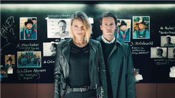 Die Kommissare Lisa Kuen (Patricia Aulitzky) und Alexander Yüsüf-Demir (Dominik Raneburger) sammeln Fakten.