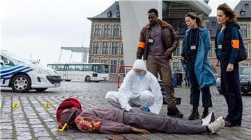 Die Kommissare Louma Shapiro (Marie-Lou Sellem, rechts), Pierre Didier (Miguel Francisco, 2. von links) und Michelle Wouters (Maéva Marie Mathilde Roth, 2. von rechts) ermitteln im Fall des getöteten Fotomodells Jean-Baptiste Kalemba (Pahuni Kongolo Kakesse.