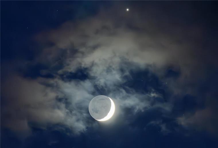 Planetenschauspiel am Februarhimmel - Wie stehen die Sterne? Die zu 16 Prozent sichtbare Mondsichel ist zusammen mit der Venus (am oberen Bildrand) am frühen Abendhimmel zu sehen.