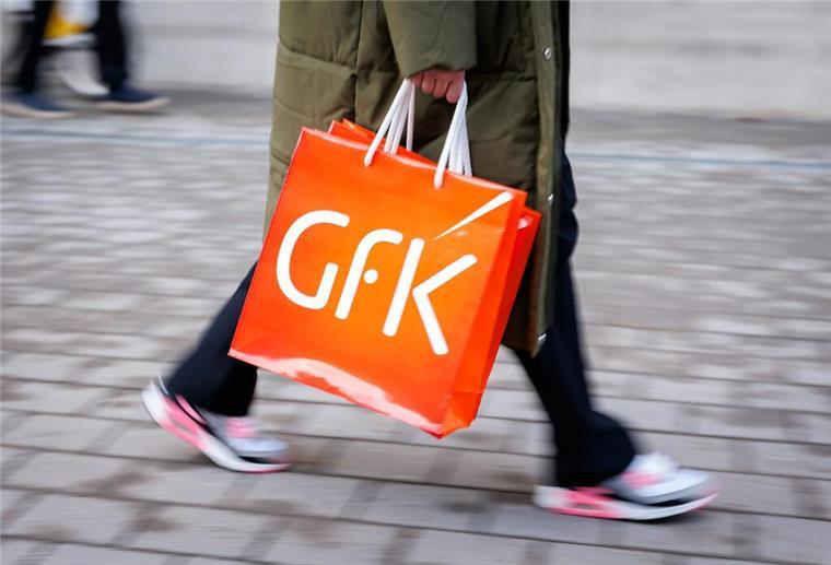 Angst vor Jobverlust: Warum die Kauflaune der Deutschen weiter sinkt Eine Frau trägt zwei Tüten mit dem Logo des Konsumforschungsunternehmens GfK.