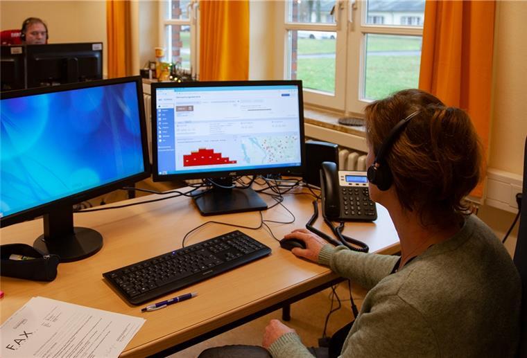 Corona-Scout: Landkreis war überfordert Die Kontaktermittler bei der Arbeit in den Räumen in Nordholz. Das Foto entstand bei einem Pressetermin Ende 2020. Zivilisten und Soldaten arbeiten gemeinsam daran, Corona-Kontaktpersonen schneller und effektiver nachzuverfolgen.