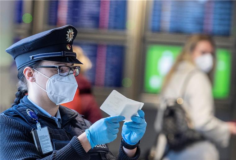 Corona: Urlauber sollen bei Rückreise strenger getestet werden Die Kontrollen bei den Reise-Rückkehrern sollen verstärkt werden.