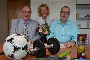 Die Kooperationsvereinbarung zwischen Kreissportbund und Stadt Geestland ist unterzeichnet: Tomke Mahlstedt ist als Sportreferentin für beide im Dienst. Darüber freuen sich Kreissportverbandsvorsitzender Edmund Stolze (lhinks) und Geestlands Bürgermeister Thorsten Krüger (SPD).