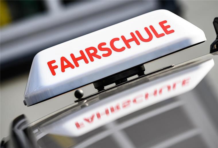 Kostenexplosion beim Führerschein: Was die Fahrschüler jetzt zahlen müssen Ein Auto mit dem Schild »Fahrschule«. Die Kosten für den Führerschein sind stark angestiegen.