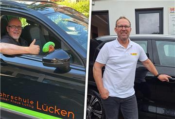 Ein Mann sitzt in einem Auto und zeigt den Daumen hoch, ein weiterer Mann steht neben einem Auto und lächelt in die Kamera.