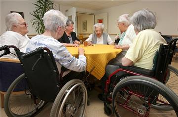 Die Kosten für die Heimunterbringung von Pflegebedürftigen sind oftmals so hoch, dass sie von der Rente, der Pflegeversicherung und dem Vermögen der Senioren nicht getragen werden. Dann springt der Sozialhilfeträger ein. Er holt sich das Geld aber gegebenenfalls von den Kindern zurück.