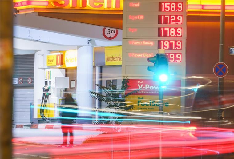 Dieselpreis laut ADAC auf Rekordhoch in Deutschland Ein Mann wartet an einer Tankstelle.