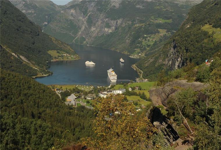 Klimaschutz-Ranking mit klaren Ergebnis: So schneiden Aida und Tui Cruises ab Ein Kreuzfahrtschiff liegt im Geirangerfjord im Südwesten Norwegens.