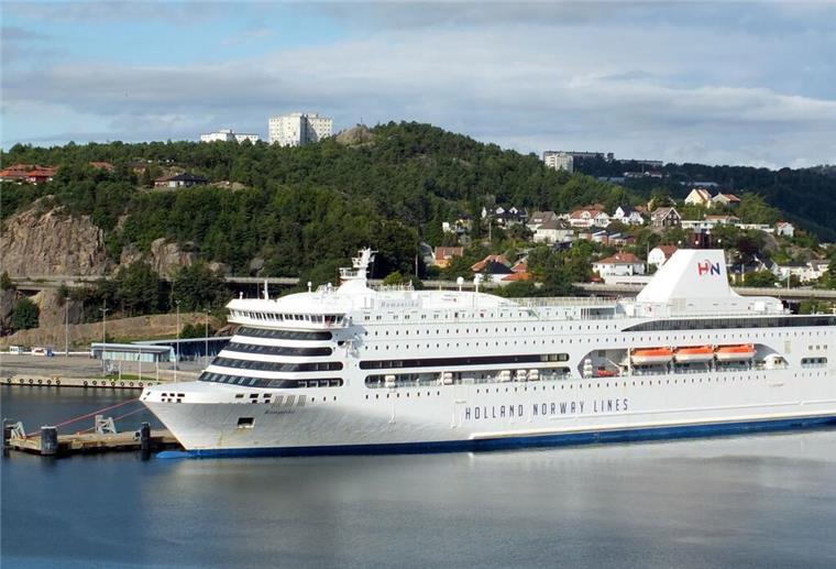 Tallink Silja Line verchartert Kreuzfahrtfähre „Romantika“ nach Algerien Fähre „Romantika“ der Holland Norway Lines liegt am Kai in einem norwegischen Hafen.