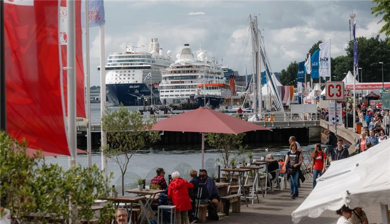Kieler Woche beginnt - Feststimmung an der Förde Die Kreuzfahrtschiffe "Mein Schiff 4" und "AIDAaura" liegen zu Beginn der Kieler Woche am Ufer der Kieler Förde.