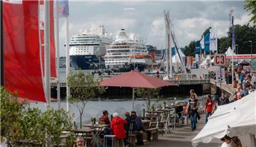 Die Kreuzfahrtschiffe "Mein Schiff 4" und "AIDAaura" liegen zu Beginn der Kieler Woche am Ufer der Kieler Förde.