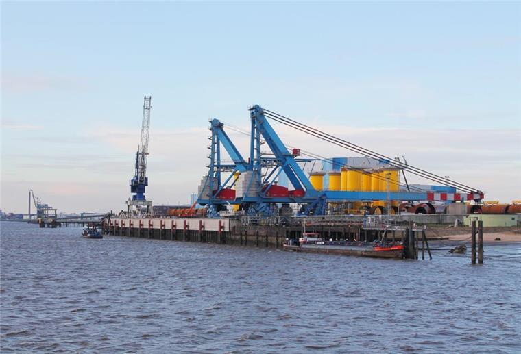 Kosten für Sanierung des Blexer Anlegers haben sich verdoppelt Hafenanlage mit Pier im Wasser.