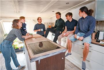 Die Küche im Dachgeschoss ist ein Treffpunkt für die Hausgemeinschaft. Morgens wollen Vanessa Kovalewski (24), Claas Both (20), Janek Fischer (22), Noah Siebertz (22), Till Biele (21) und Aron Bresenbach (21) hier gemeinsam Tee trinken.