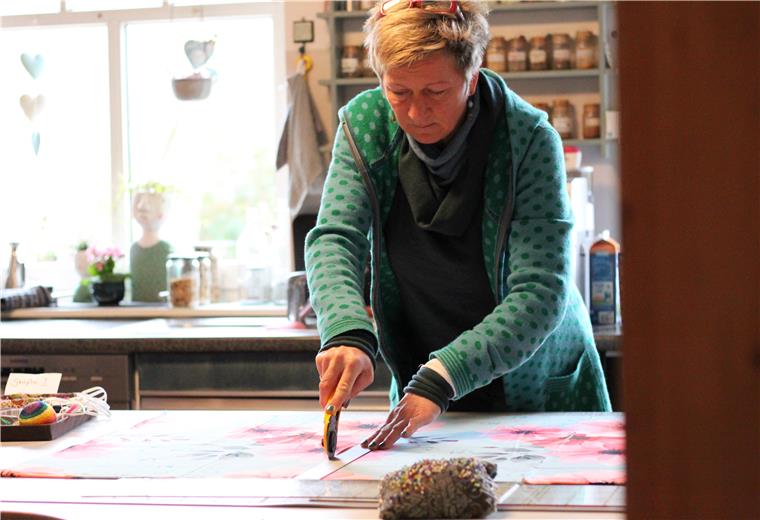 Bunter Stoff gegen das Virus Die Küche wird zur Schneiderei. Beate Stanek (Foto), Meike Thoden sowie Angestellten und die Familien der Frauen helfen dabei, Schutzmasken aus Stoff zu fertigen.