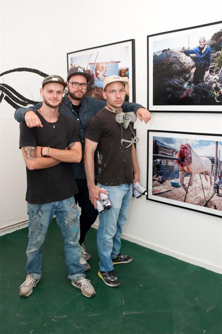 Unglaubliche Bilder: Wie Kapstadt-Kunst nach Lehe kommt Die Künstler Daniel "Daschu" Schuster (von links), Benno Heller und Florian Kaiser waren in den Townships rund um Kapstadt für ihr Kunstprojekt unterwegs. Foto: Masorat